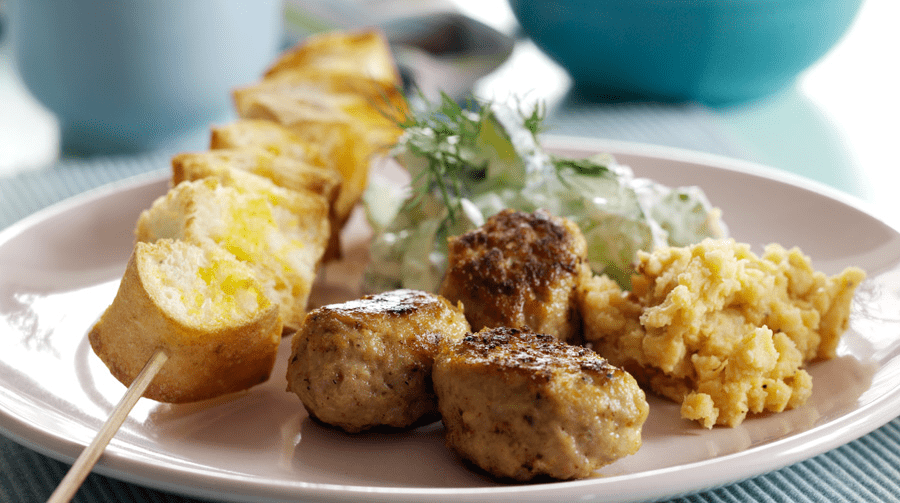 Kyllingefrikadeller med hummus og tzatziki 1